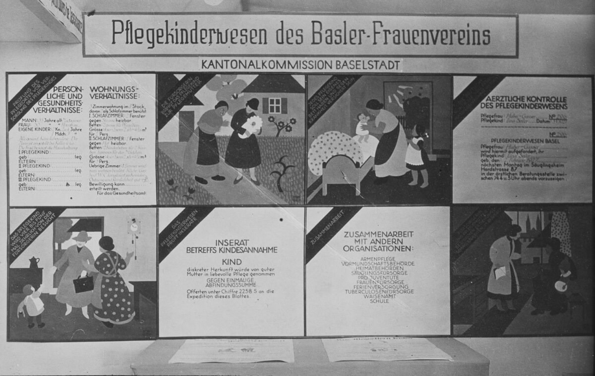 Schwarz-Weiss-Fotografie einer Ausstellungstafel zum Thema Pflegekinderwesen des Basler-Frauenvereins. Das Bild wurde an der SAFFA (Schweizerische Ausstellung für Frauenarbeit) 1928 in Bern aufgenommen.