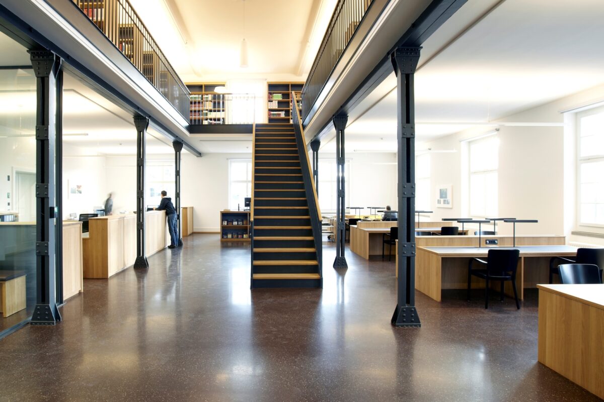 Der Lesesaal und die Bilbliothek im neuen Staatsarchiv des Kantons Thurgau in Frauenfeld von Jessenvollenweider Architektur lädt dazu ein, Akten zu lesen und die eigene Geschichte zu erforschen.