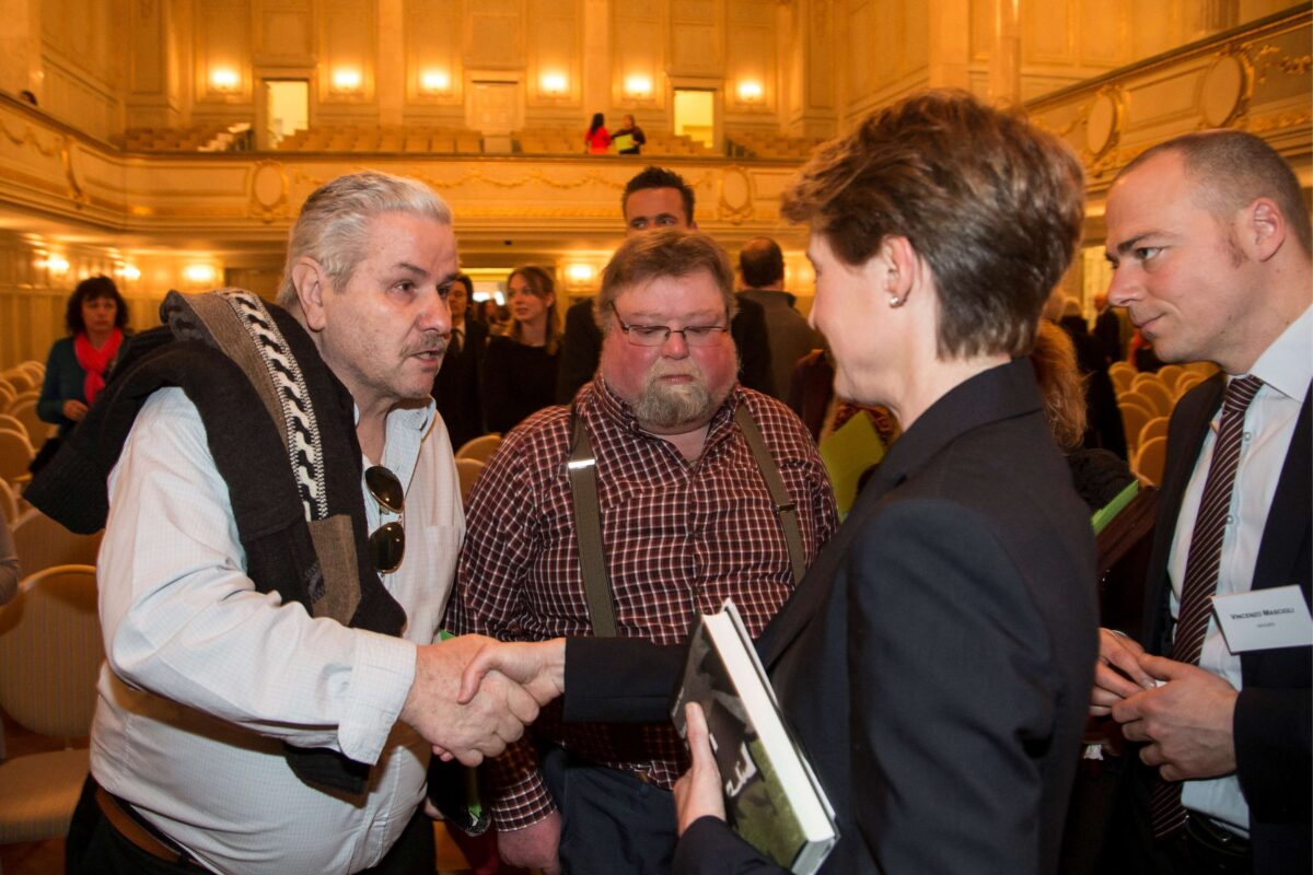 Betroffene diskutieren mit Bundesräten Simonetta Sommaruga beim Gedenkanlass für Opfer von fürsorgerischen Zwangsmassnahmen am Donnerstag, 11. April 2013 in Bern. Justizministerin Simonetta Sommaruga hat die Betroffenen im Namen des Bundesrates um Entschuldigung gebeten. Bis in die 60er-Jahre waren in der Schweiz Waisen und Kinder armer Familien bei Bauern untergebracht worden, wo sie für Kost und Logis hart arbeiten mussten. Viele Betroffene berichten von schweren Misshandlungen und behördlicher Willkür.