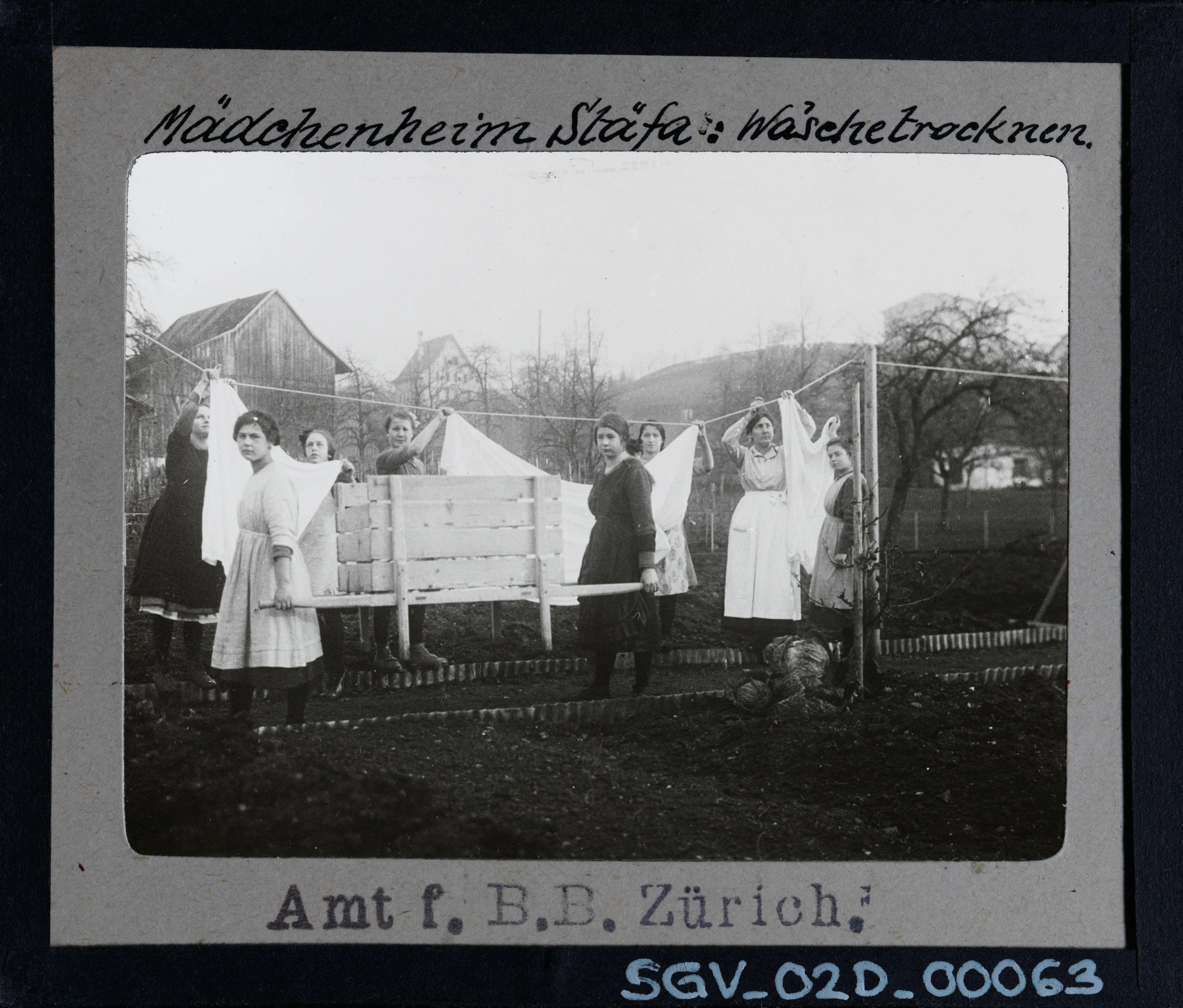 Archiv Foto Mädchenheim Dorinastift in Stäfa. Junge Mädchen und Frauen mussten in der hauseigenen Wäscherei teils bis spätnachts schuften.