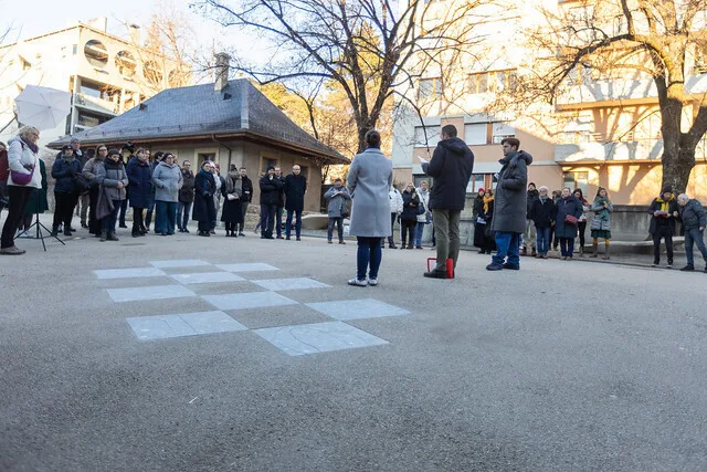 Eine Gruppe Menschen weiht ein Denkmal ein