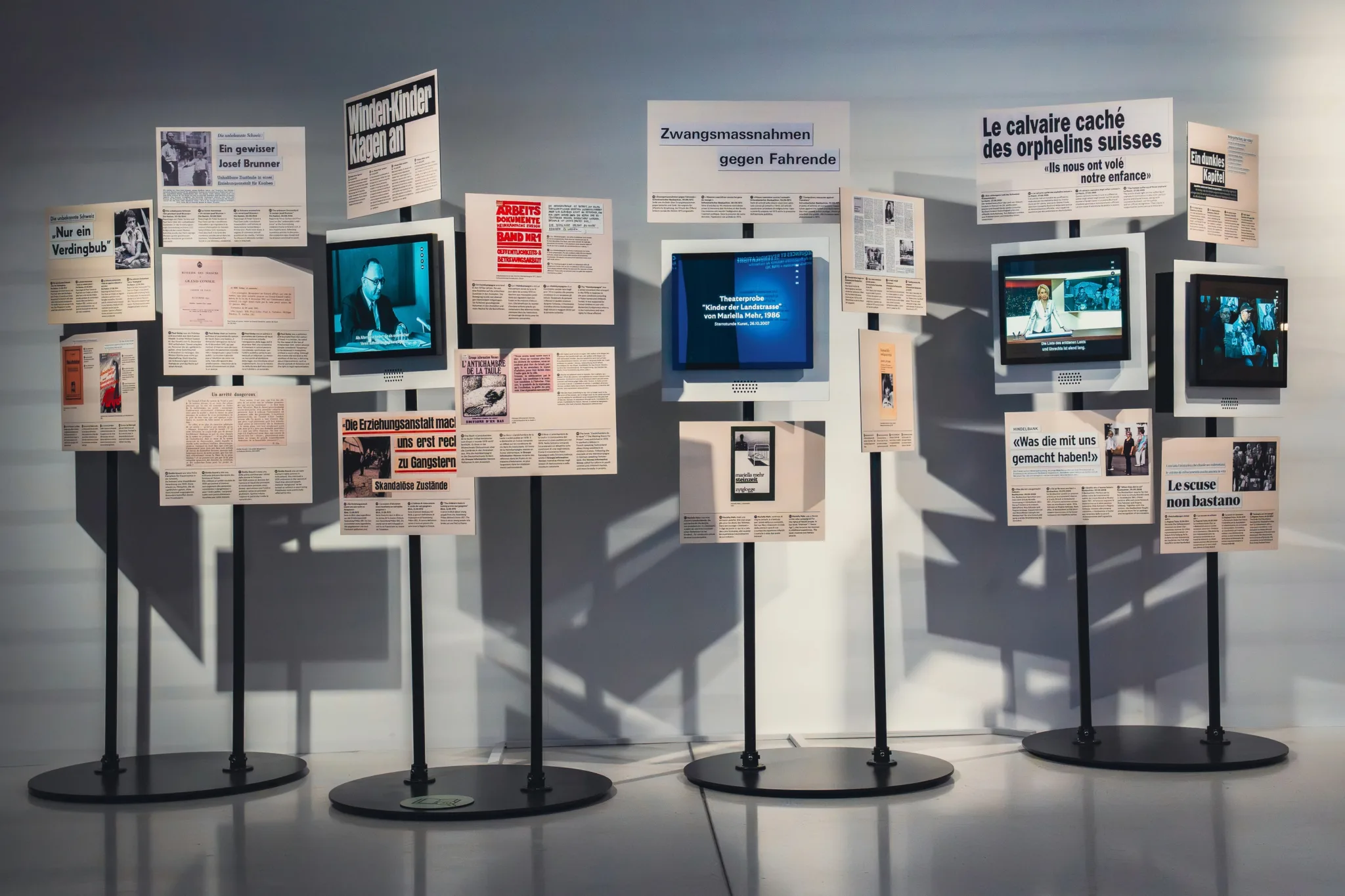 Ständer mit Quellen zum Widerstand in Ausstellung