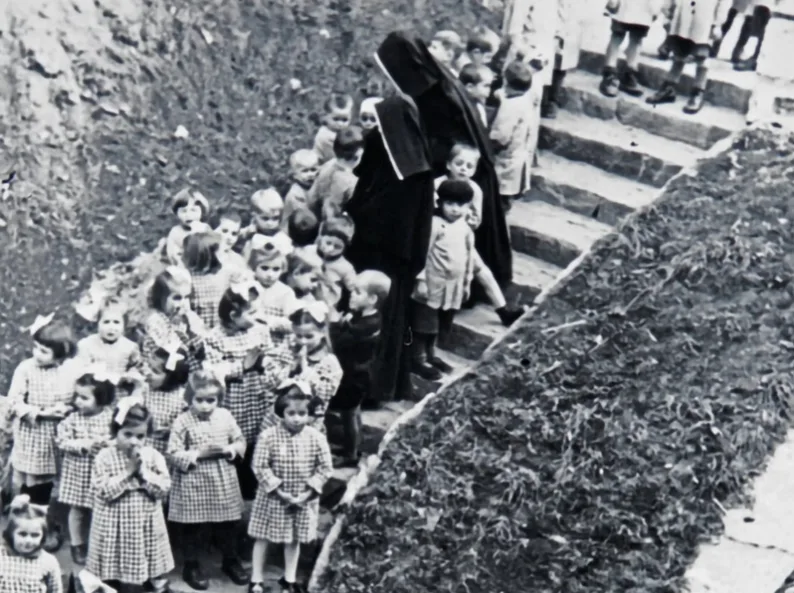 © by Nonnen mit Kindern eines Heim im Wallis, zwischen 1930-1940. Schweizerisches Nationalmuseum. Photo: Paul Cattani.