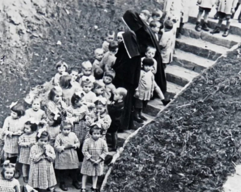 © by Nonnen mit Kindern eines Heim im Wallis, zwischen 1930-1940. Schweizerisches Nationalmuseum. Photo: Paul Cattani.